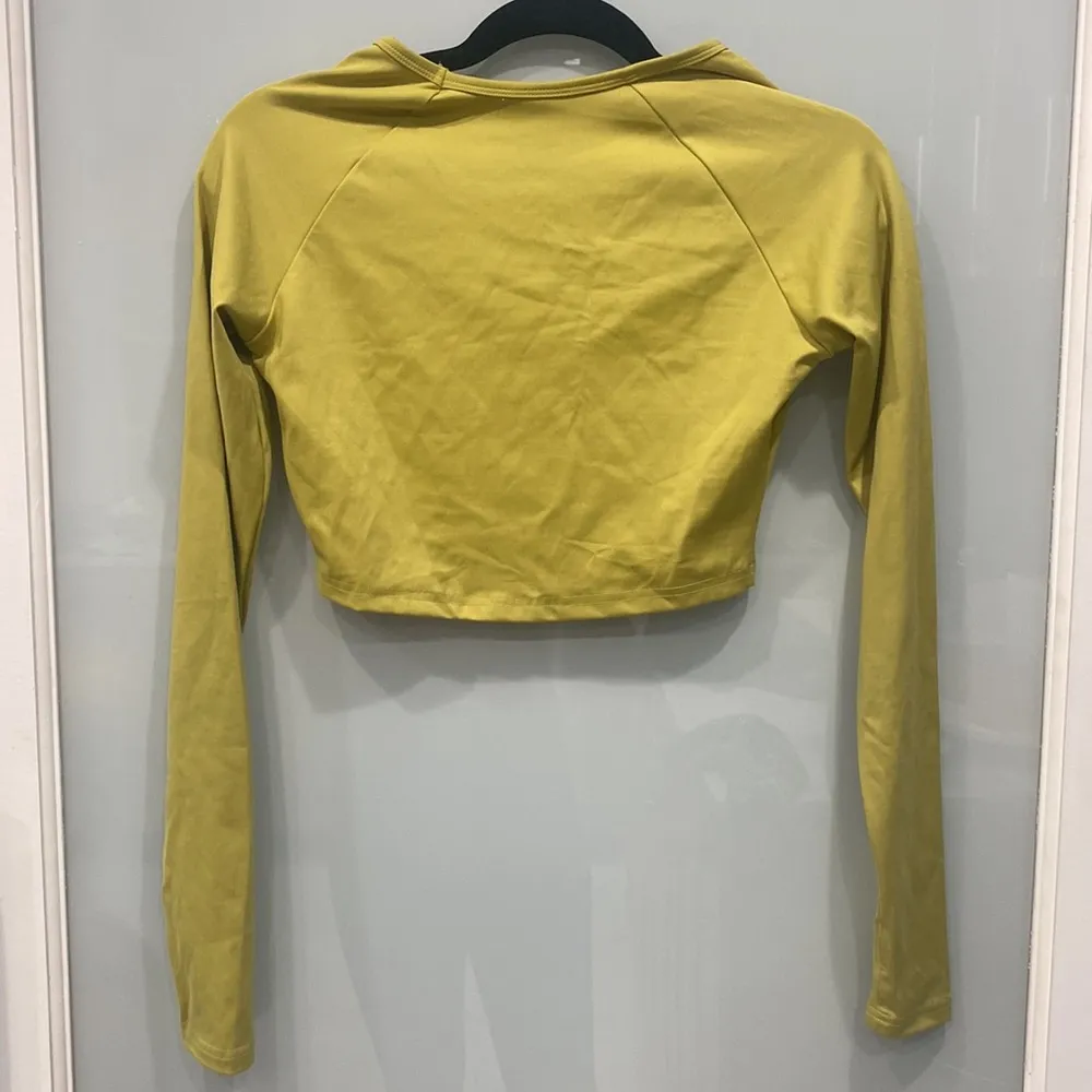 Women's Mustard Yellow Long Sleeve Crop Top Work Out Shirt Top Sz M - Image 5