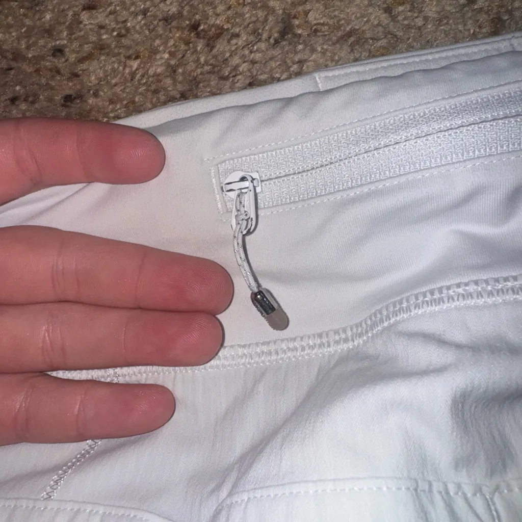 Lululemon Women's White  Athletic Shorts - Image 4