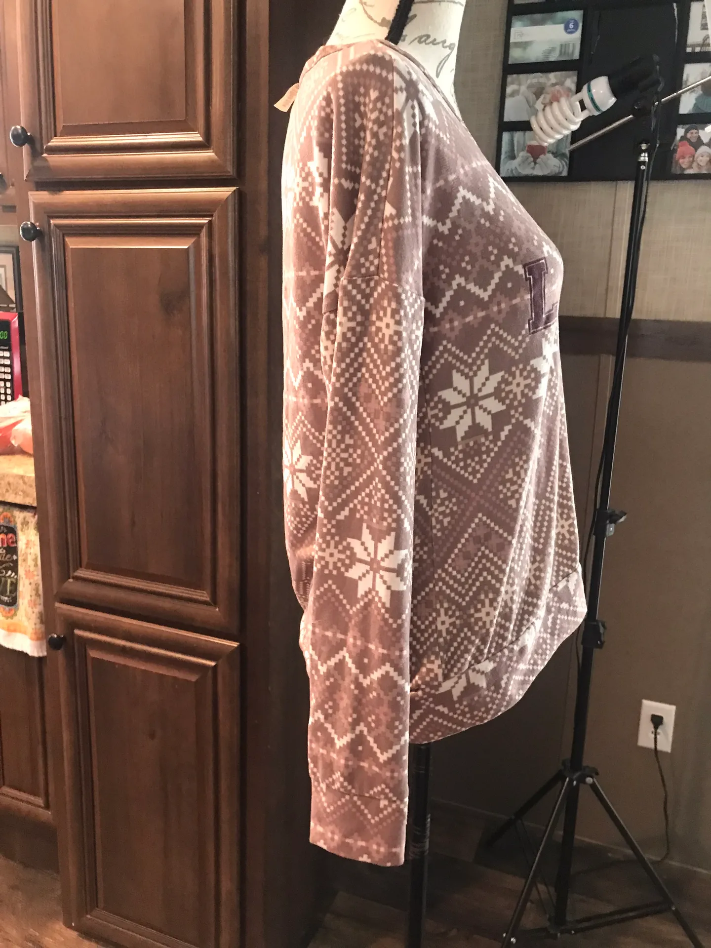 Pullover Snowflakes Size Small - Image 7