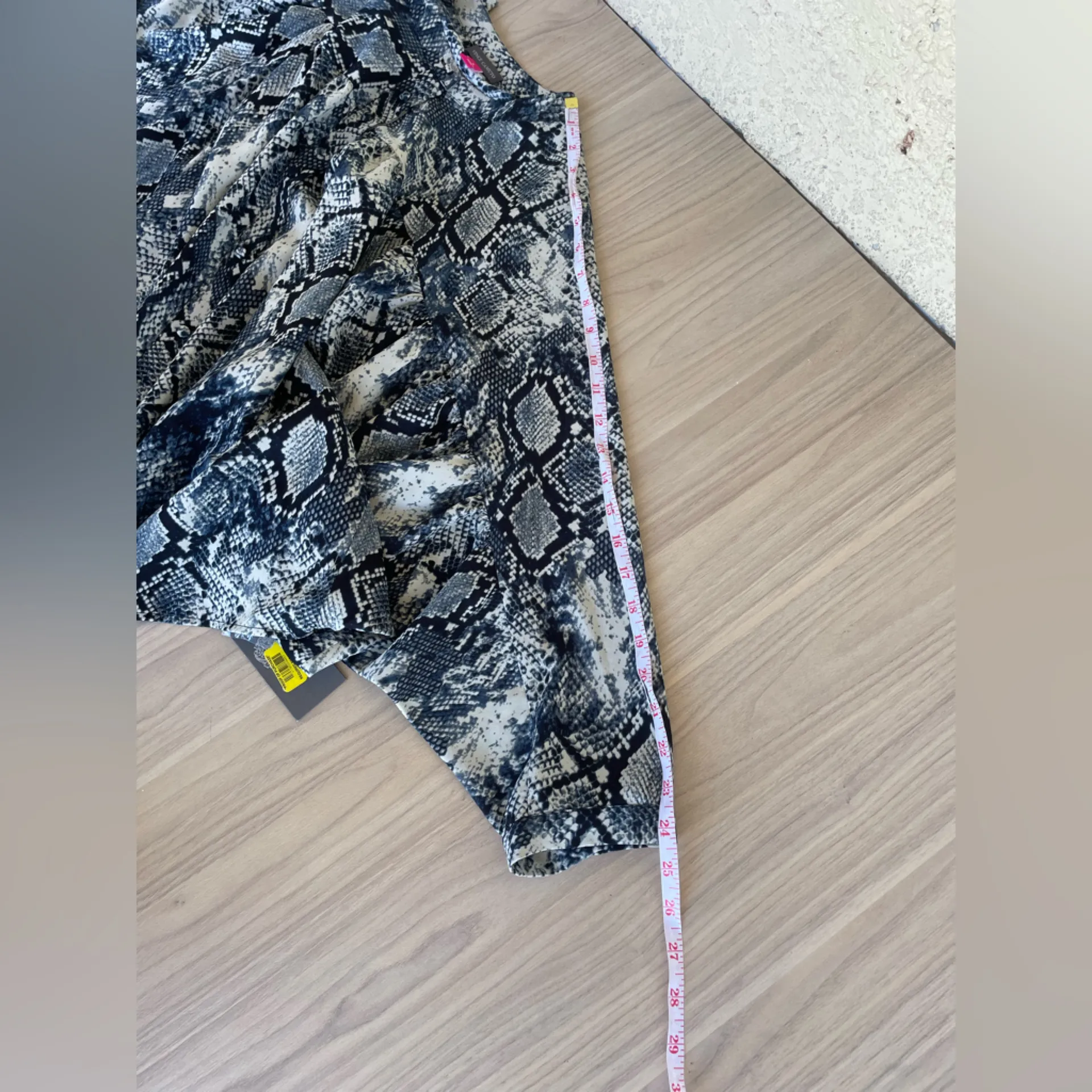 Vince Camuto Monochrome Snake Print Blouse - Image 5