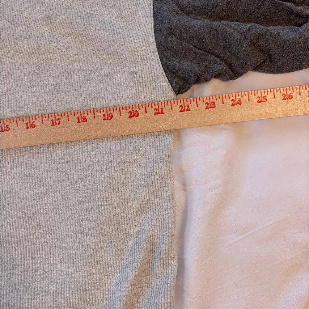 🩶 Simply Vera Vera Wang Colorblock Waffle Knit Pullover (Size M) - Image 4