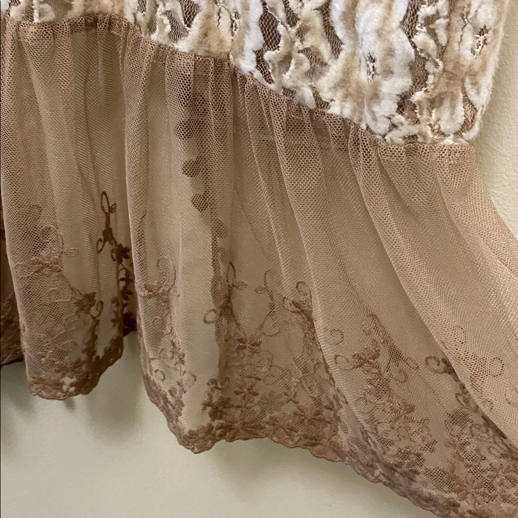 Altar’d state Lace and Faux Fur Vest Y2K size small - Image 7