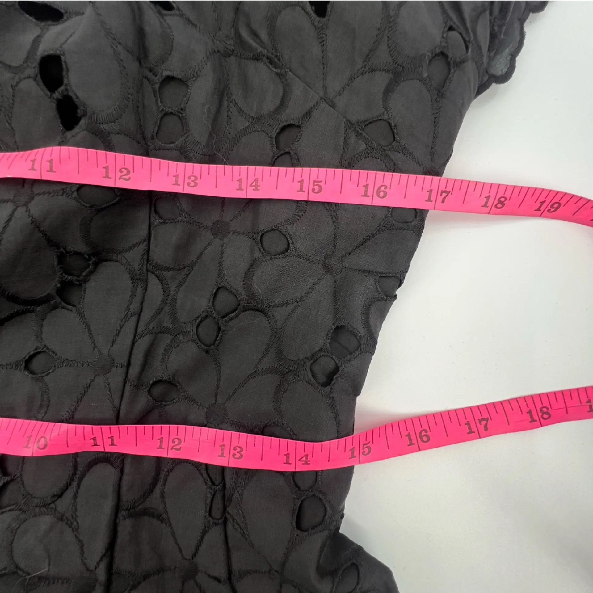 Vintage Modern Lady 1950s black cotton floral cutwork embroidered wiggle dress Size M - Image 4