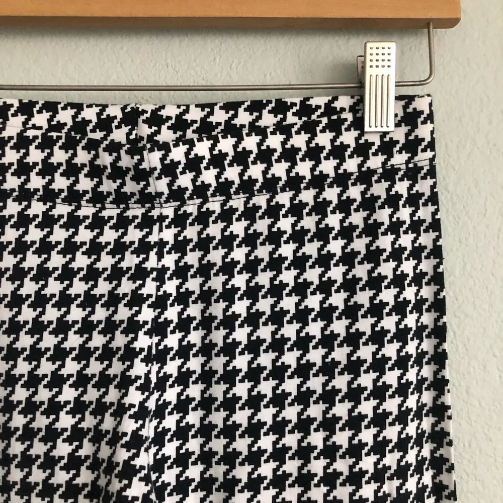 Sweet Houndstooth Leggings. Size Medium - Image 2