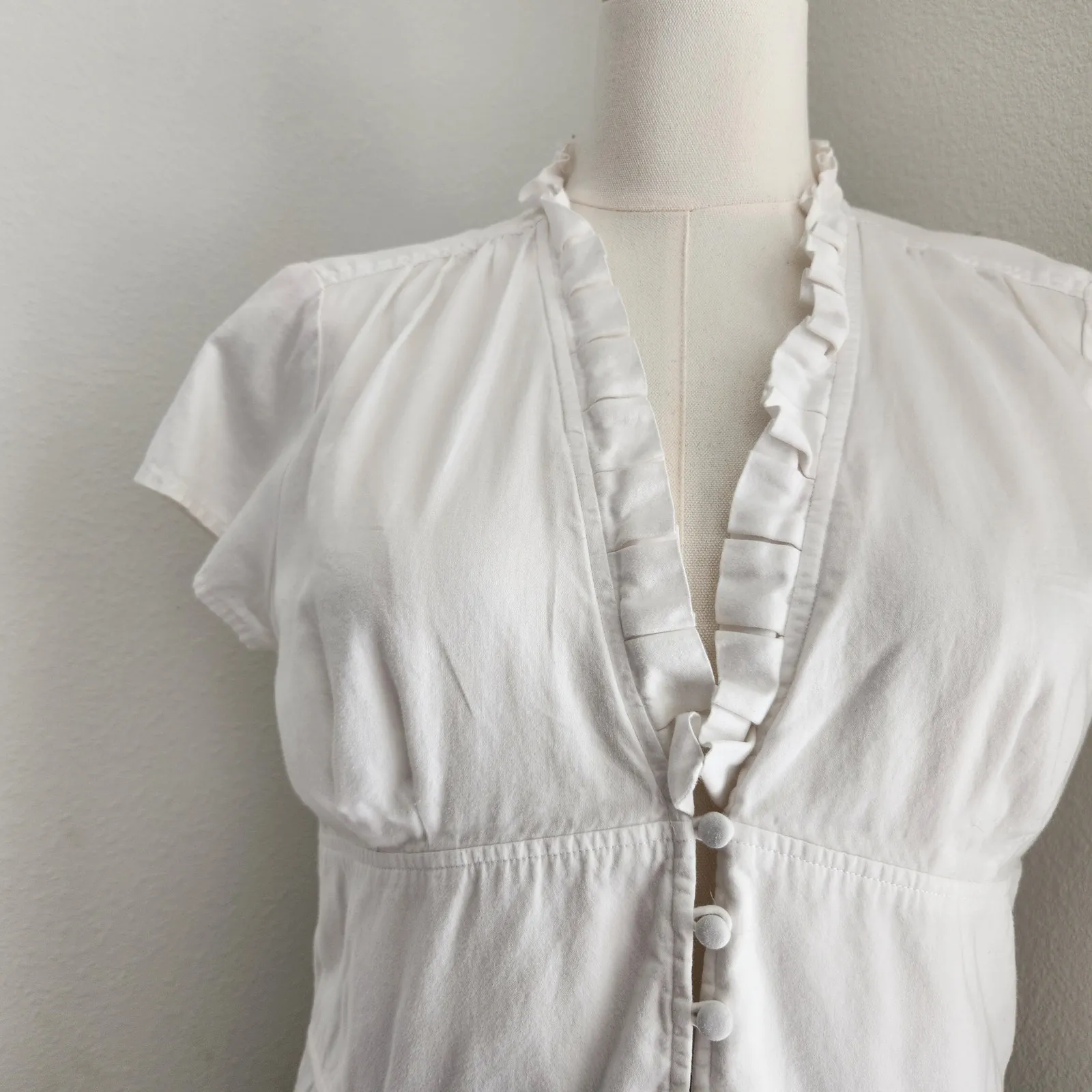 Y2K White Button Front V Neck Blouse Cap Sleeve Ruffle Feminine Corpcore Top L - Image 2