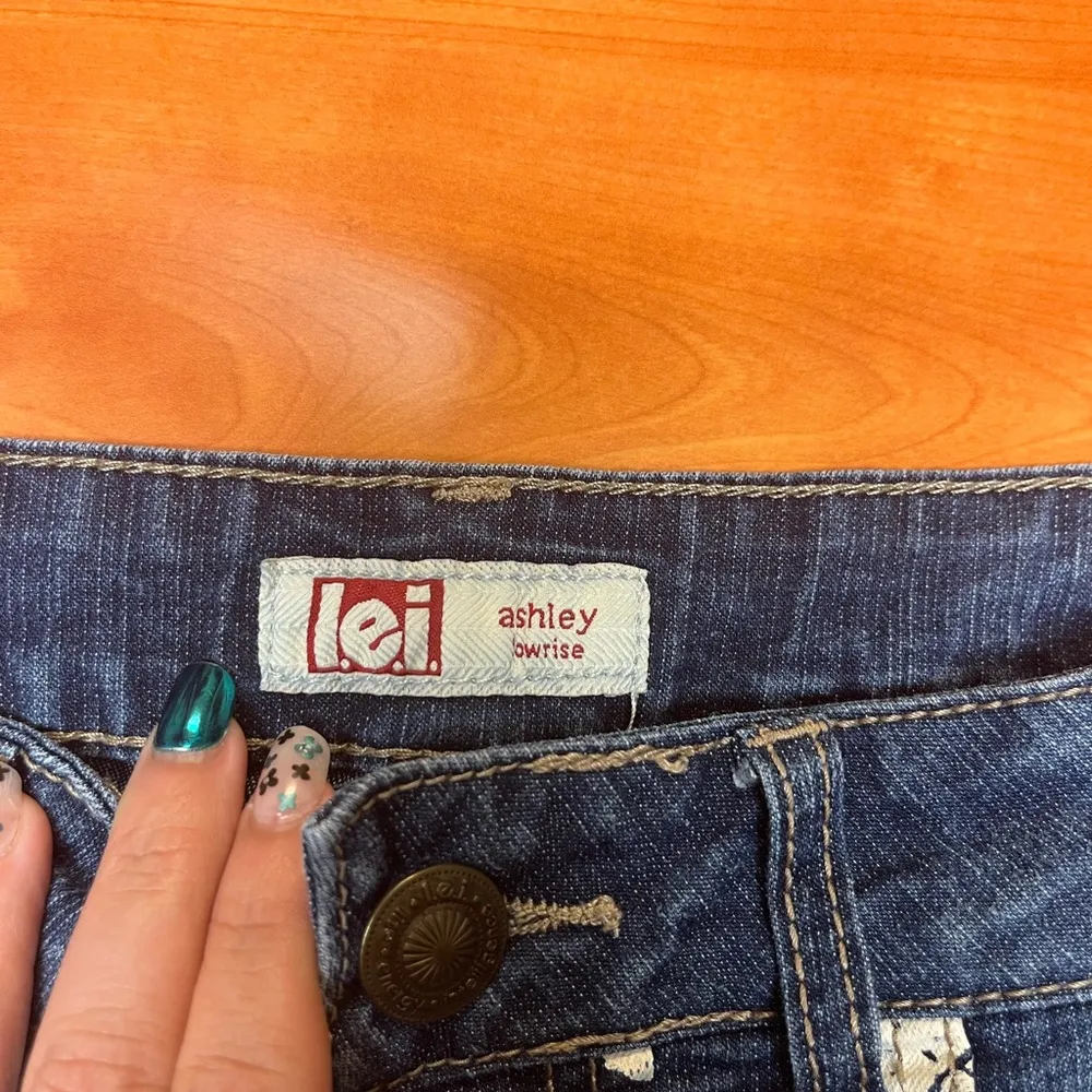 L.E.I. Ashley Low Rise Distressed Jean Shorts Size 3 Patriotic Star Print Pocket - Image 2