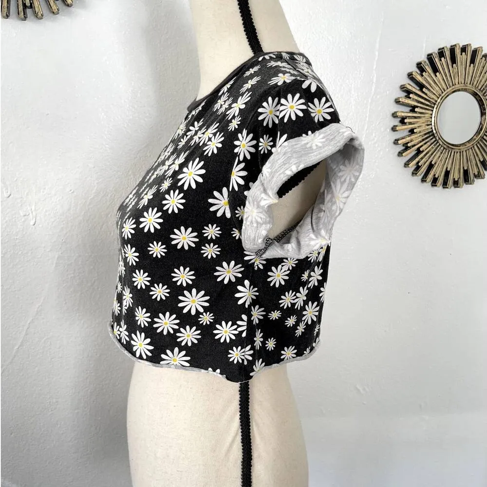 Wet Seal Daisy Floral Crop Top Women Size XS Black White Short Sleeve Crew Neck - Image 5
