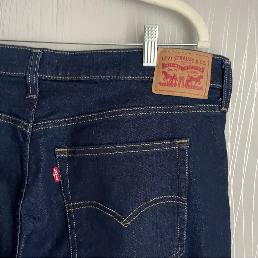 Levi’s Women's Plus Size 724 High-Rise Straight Jeans Size 18W Short Dark Wash - Image 8