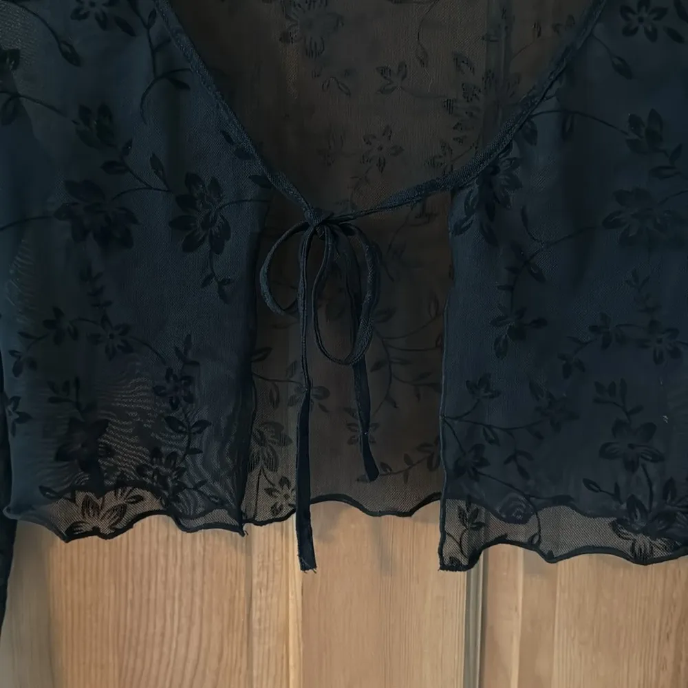 Women's Teen Girl Black Lacey Crop Cardigan Size Small - Image 3