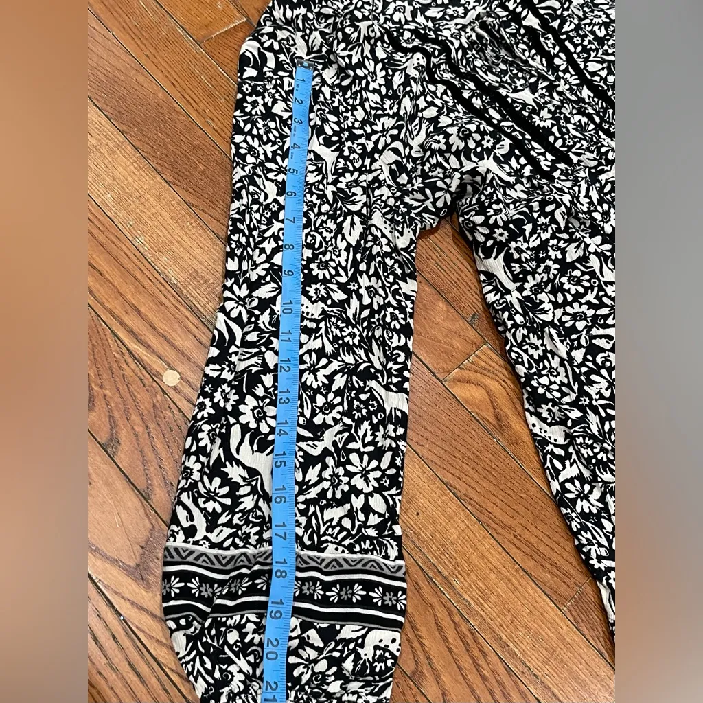 Old Navy Black and White Floral Top - Image 8