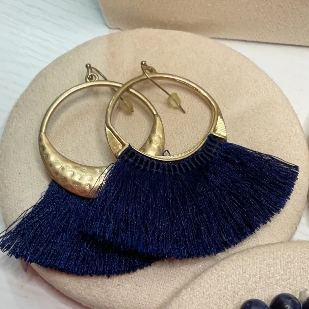 Vintage necklace, two pairs of earrings and a sodalite stretch bracelet Blue - Image 5