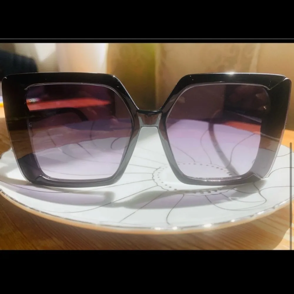 Chunky 90’s style sunglasses - Image 2