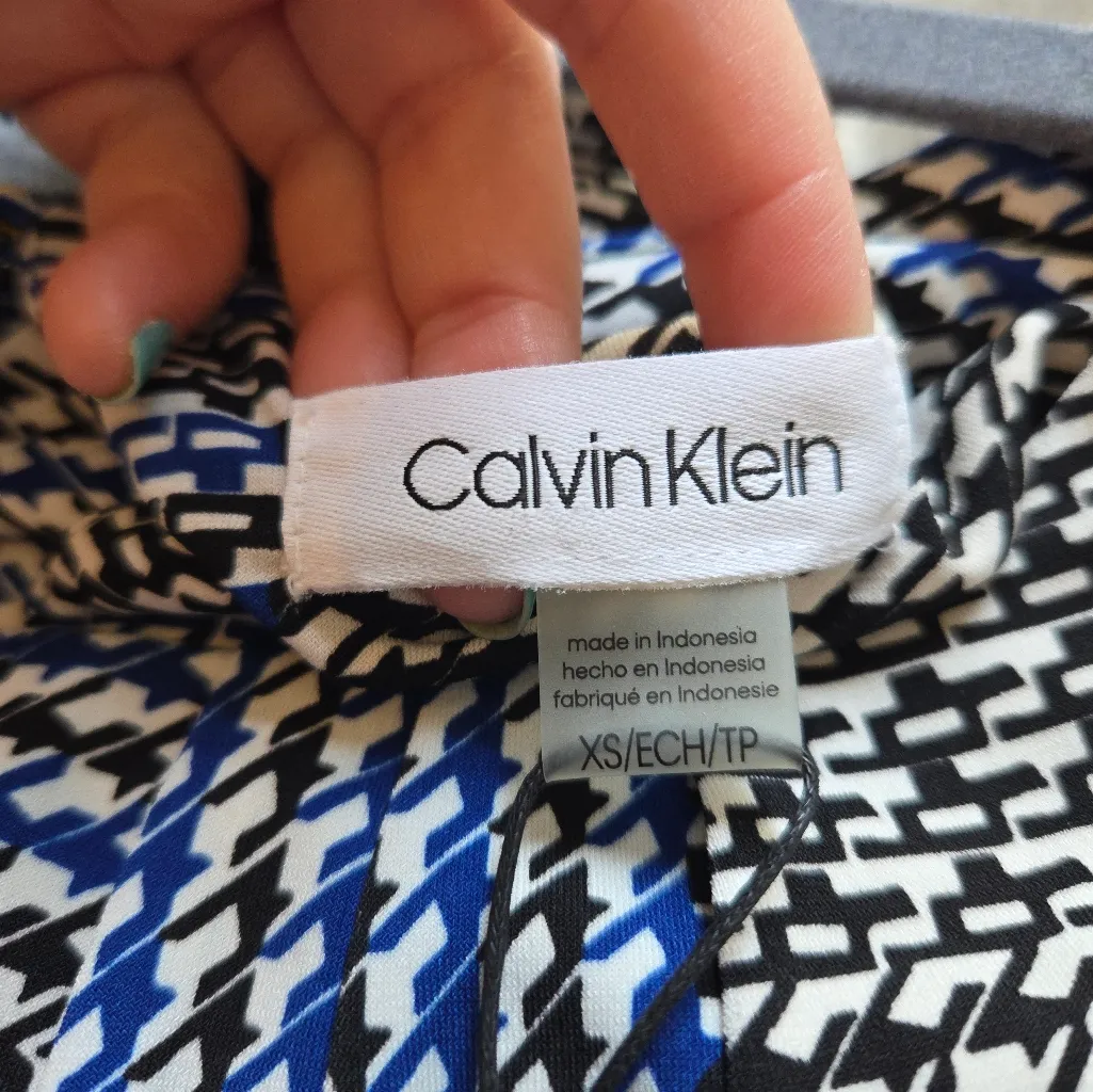 Calvin Klein Blue, Black, and White Sleeveless Blouse NWT - Image 6