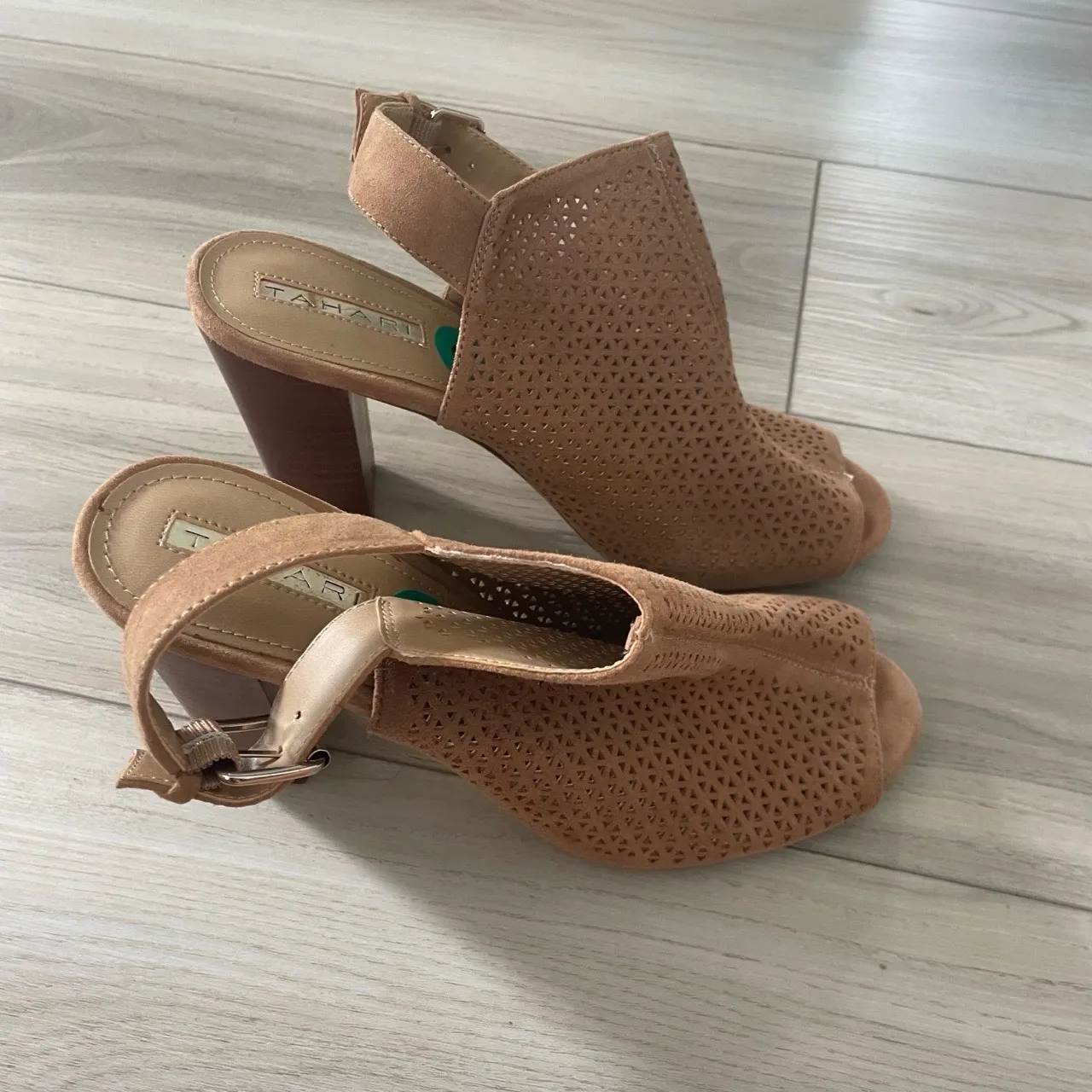 NWT Tahari Womens‎ Tan Peep Toe Laser Cut Block Heel Slingback Heels 8M - Image 2