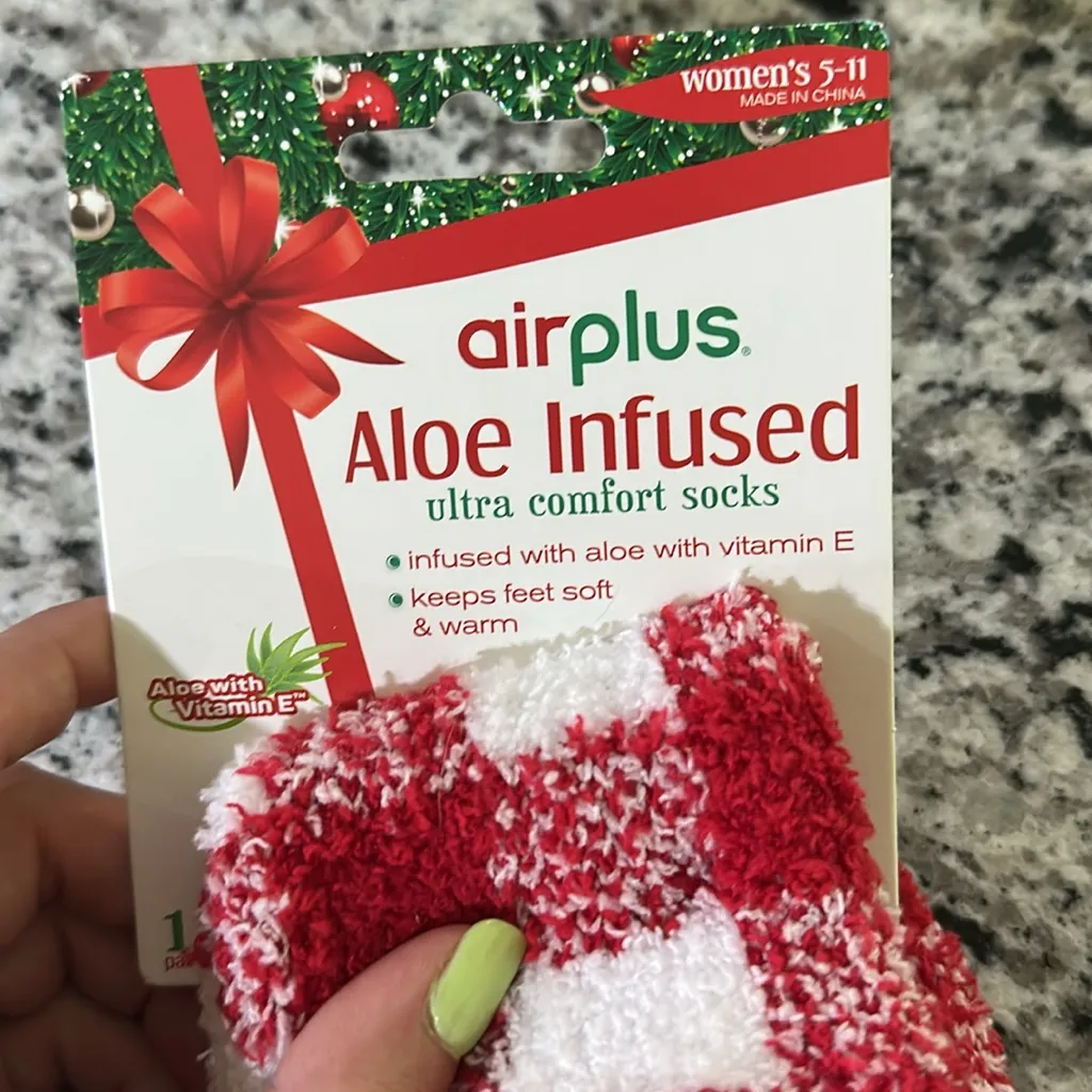 Red and White Aloe Infused Socks - Image 2
