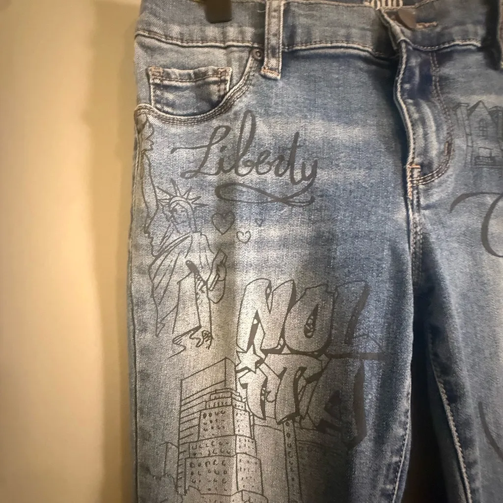 NYC Sketch Graphic Skinny Jeans by Soho New York & Company Size 6 - Image 3