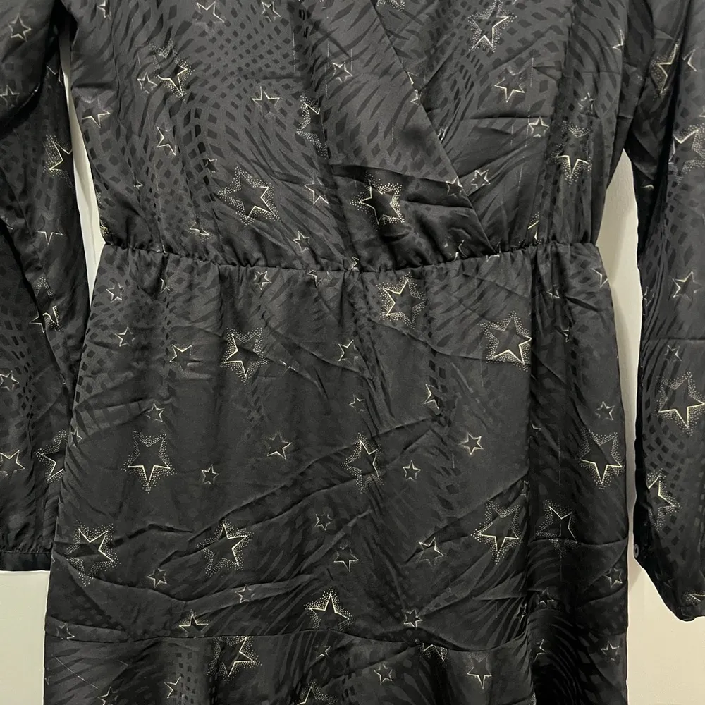 Slate & Willow Black Star Printed Faux Wrap Dress Size Large $225 - Image 3