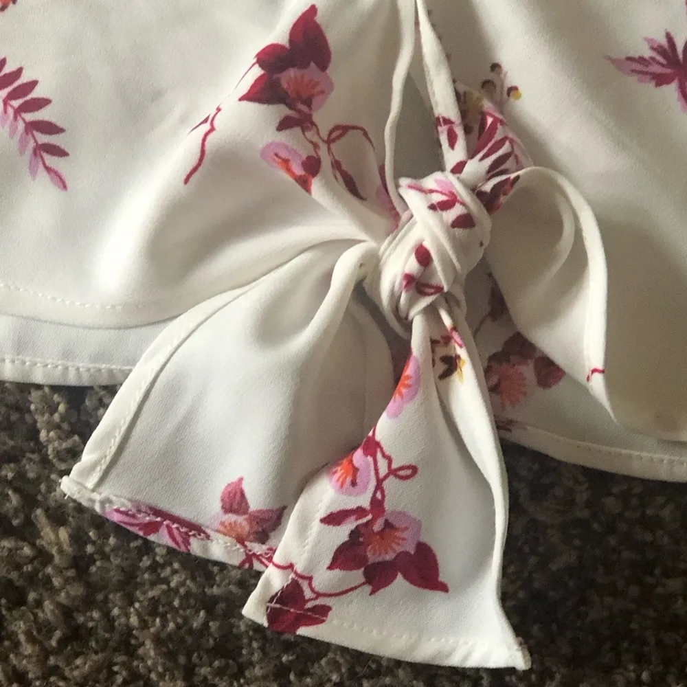 Ann Taylor Petite XS Floral Tie Front Blouse V-neck Flowers Short Sleeve - Image 2