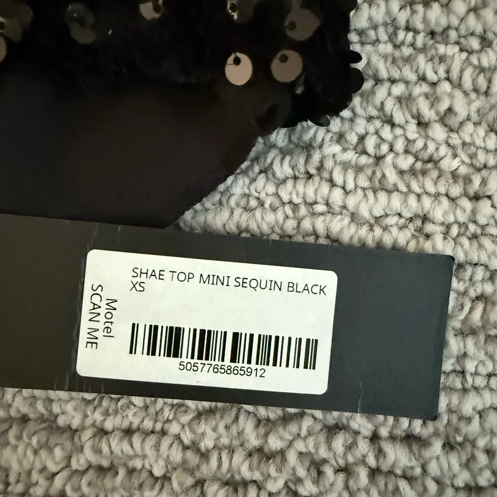 NWT Motel Rocks Bandeau Top In Mini Sequin Black - Image 4