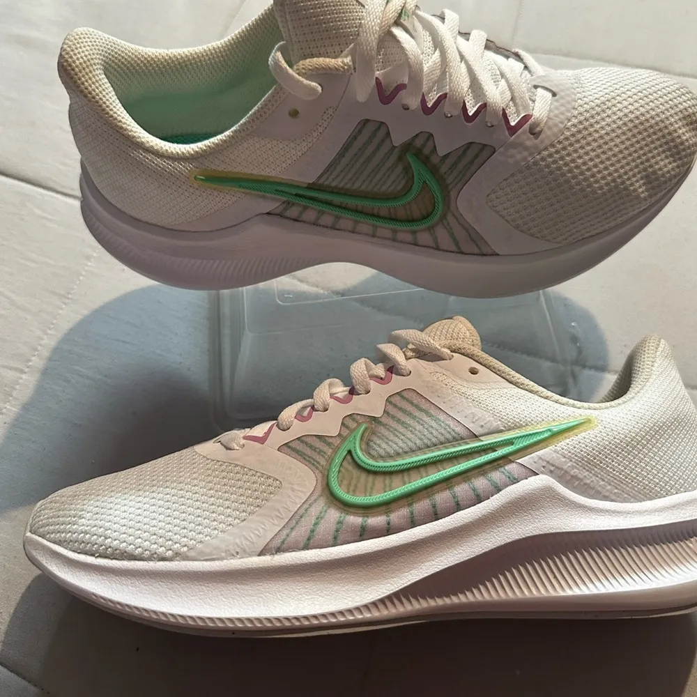 Nike Women's White and Mint Athletic Shoes - Image 4