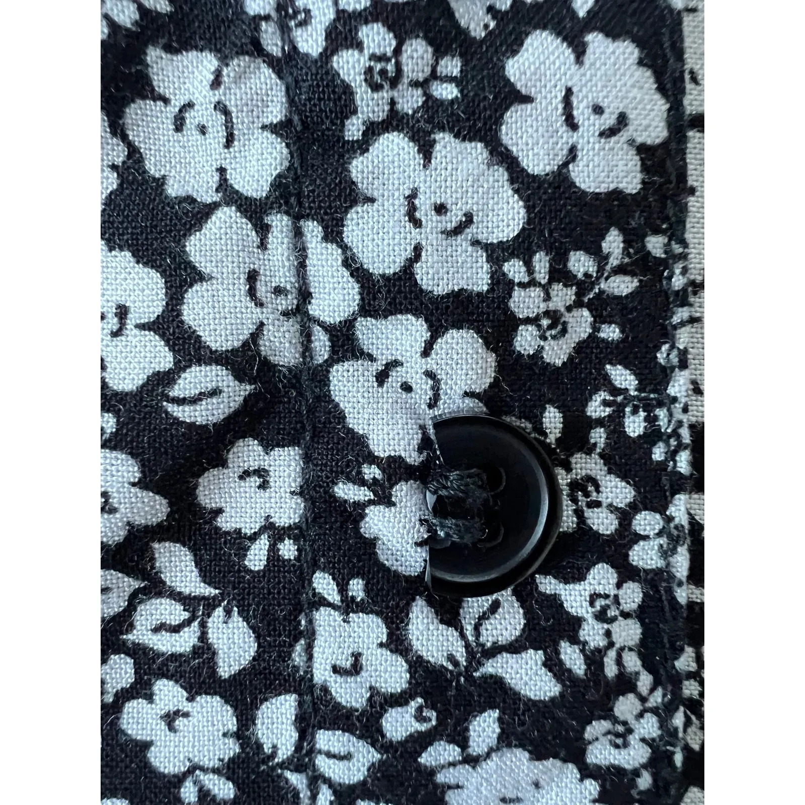 Francesca's Japna Skirt size Medium black white floral faux button flare aline - Image 3