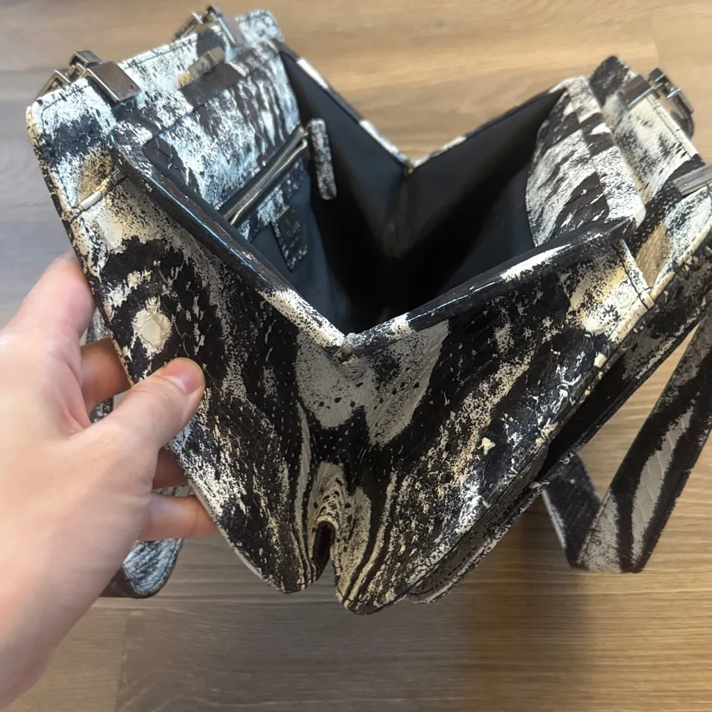 Fendi black and white calf skin embossed patterned shoulder bag - Image 7