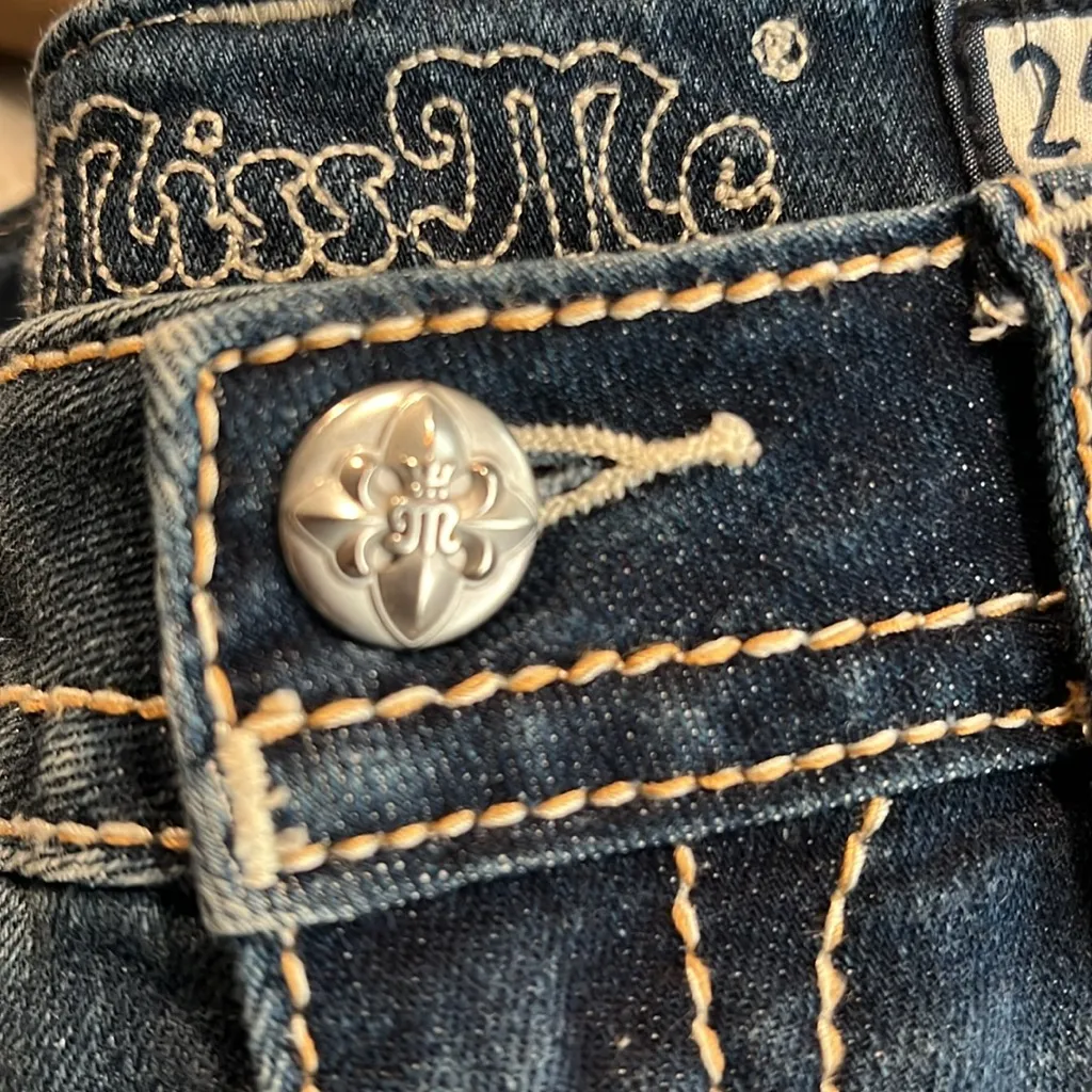 NWOT MissMe denim embroidered with rhinestones and detailed silver studs size 25 - Image 8
