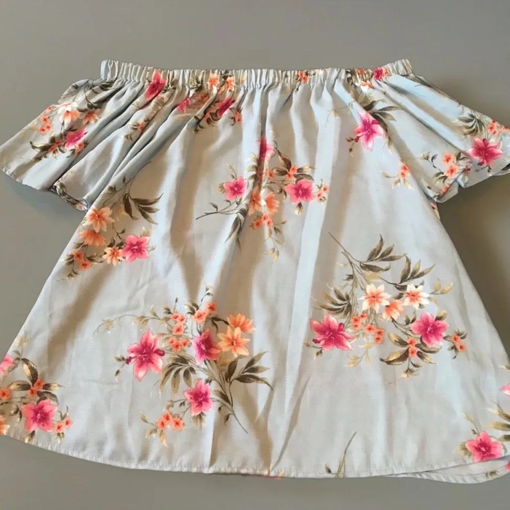 Off the shoulder baby blue floral top. Size medium never worn - Image 3