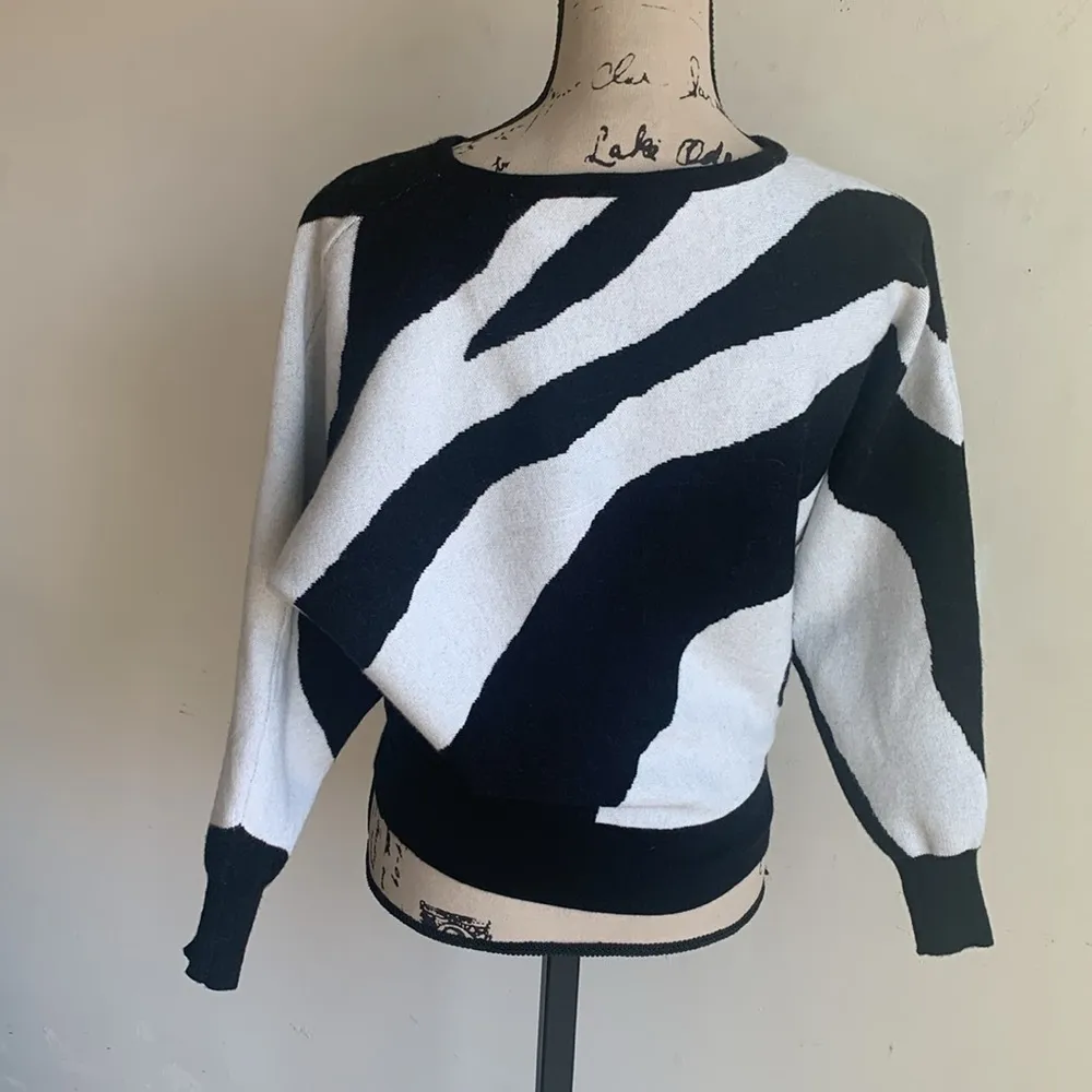 T Tahari Zebra Print Sweater Size Medium - Image 6