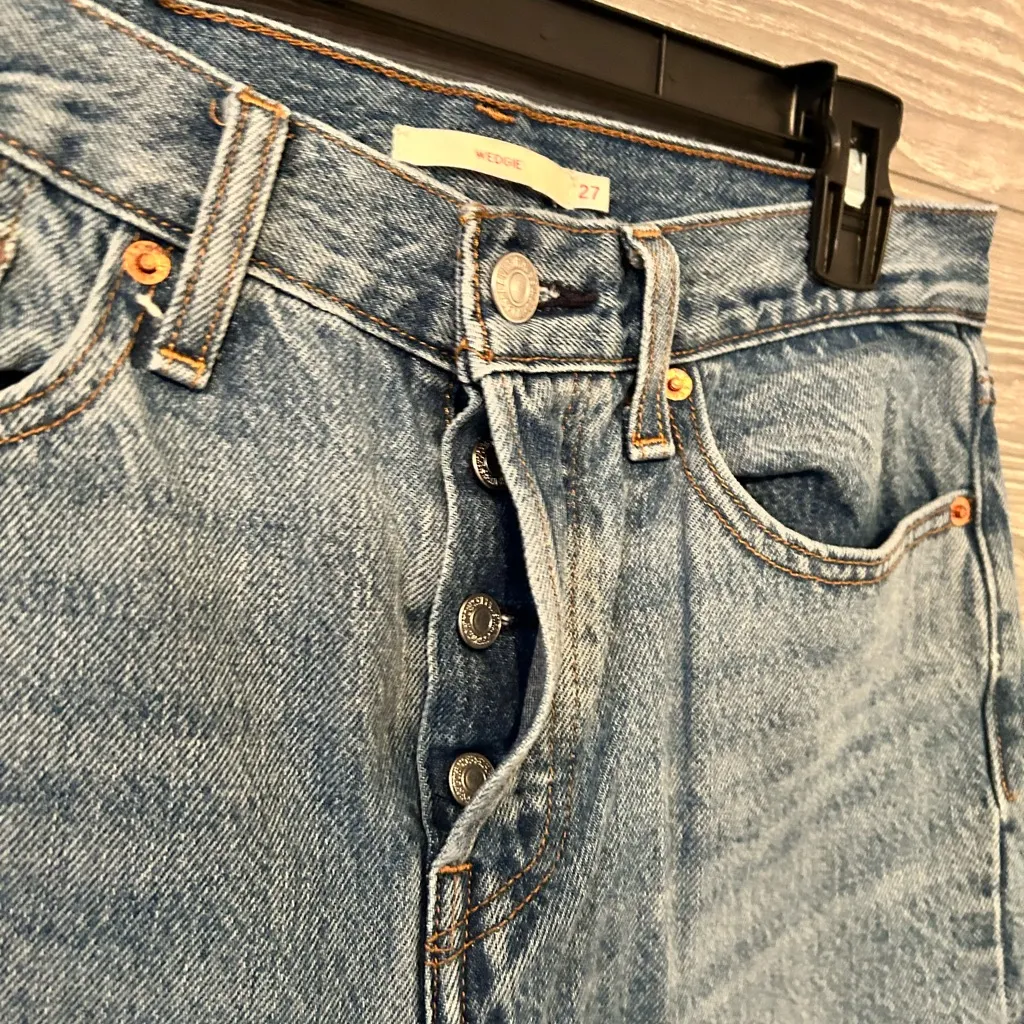 Levi’s wedgie size 27‎ skinny frayed hem button up fly medium wash - Image 8