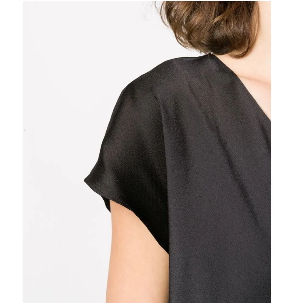 DKNY Black V-neck Wrap T-shirt S NWT - Image 4