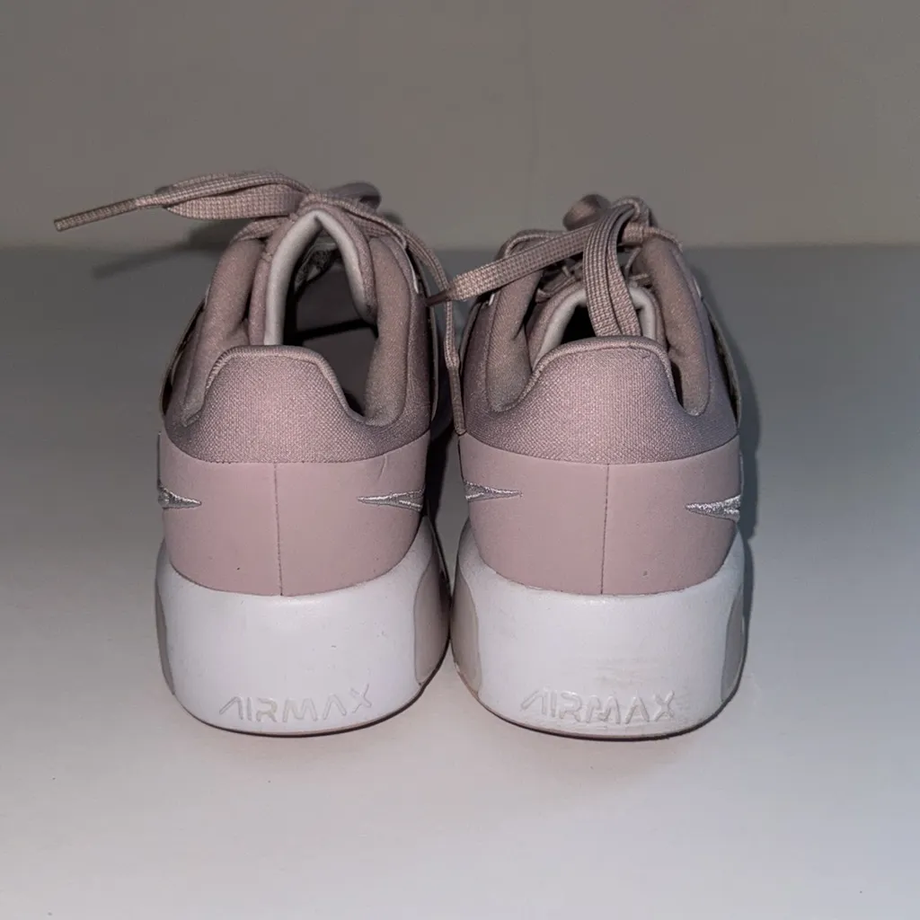 Nike Women's Sneakers Size 6.5 Gym Workout Exercise Walking - Image 4