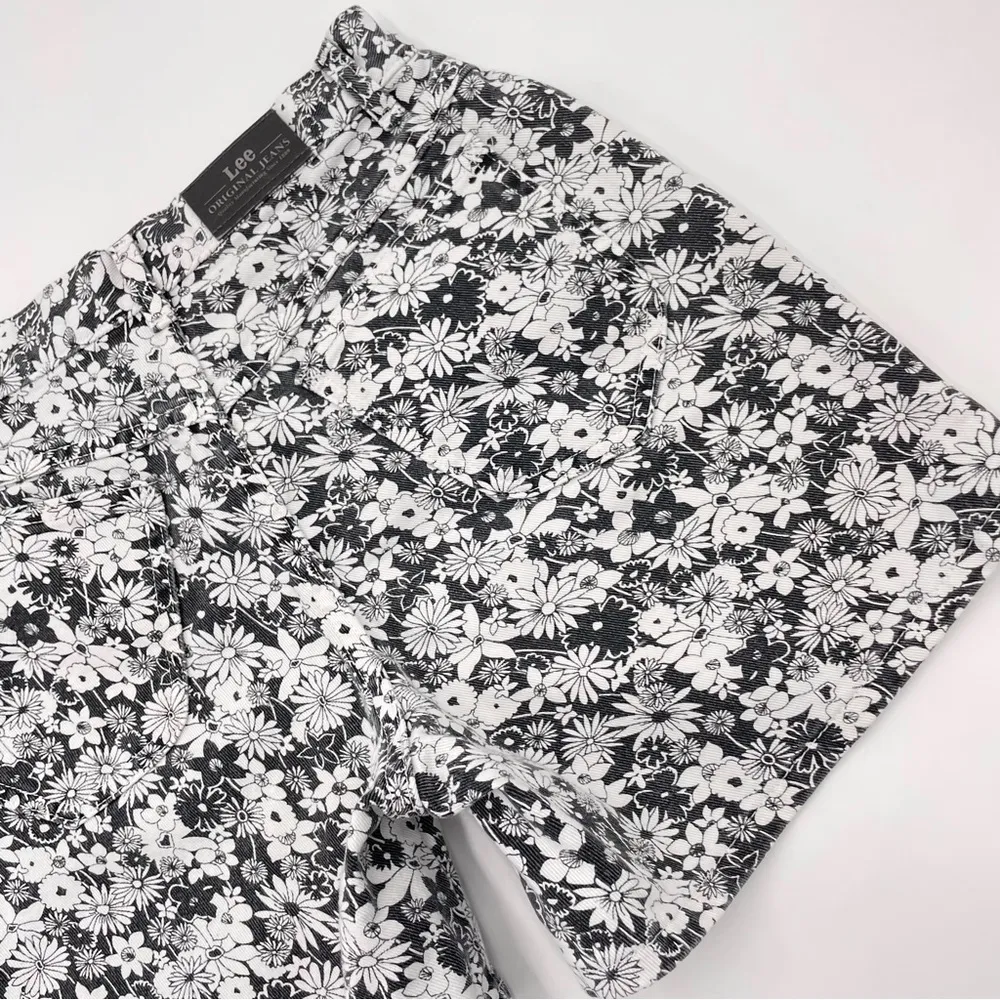 Vintage High Rise Jean Shorts Floral Black White Daisy Print Denim Quirky Spring Size 6P - Image 6