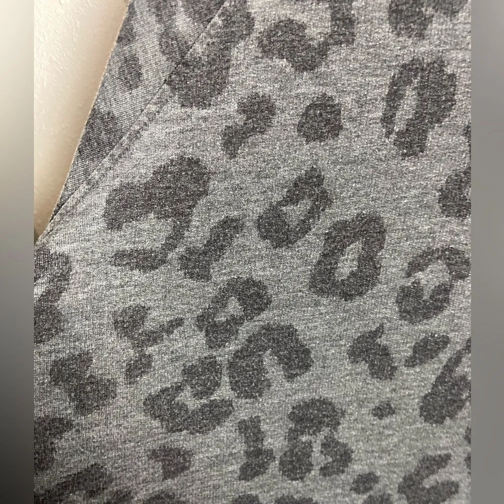 Jane and Delancey  Size 1X Vee Neck Animal Print Sweatshirt Plus Size Casual - Image 7