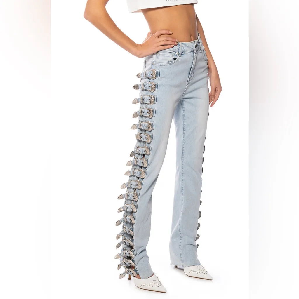 AKIRA All About Buckles Wide Leg Jean 15/31”
Light Wash Stretch Western Buckle - Image 9