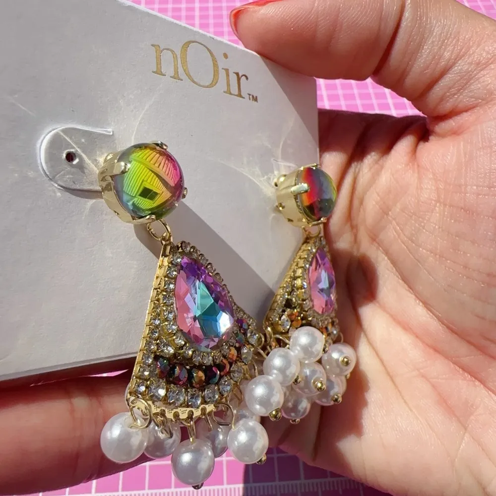 Noir gold tone tear drop colorful reflective triangle pearls tassel earrings - Image 5