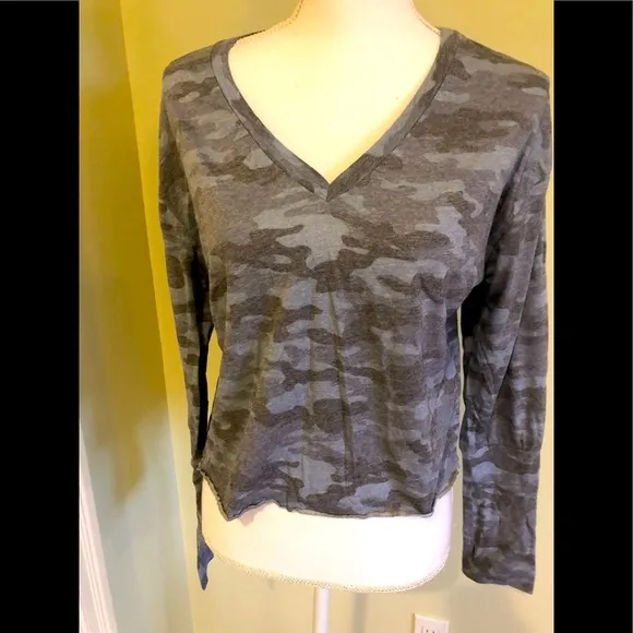 Chaser top in blue leopard pattern - Image 12