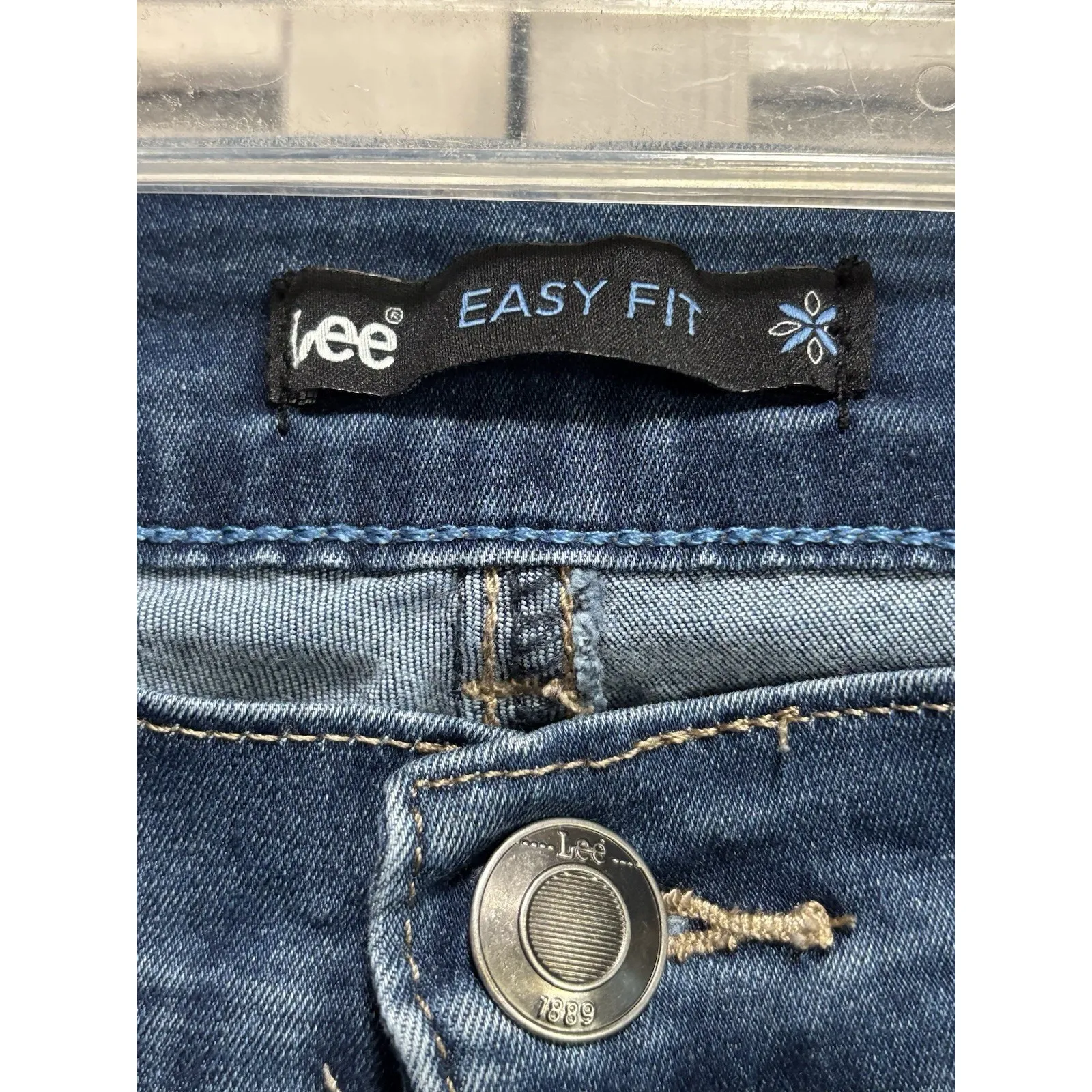 Lee Easy Fit Med Denim Capri Jeans Size 30"x 20.5" Mid Rise‎ Pockets Zip - Image 2