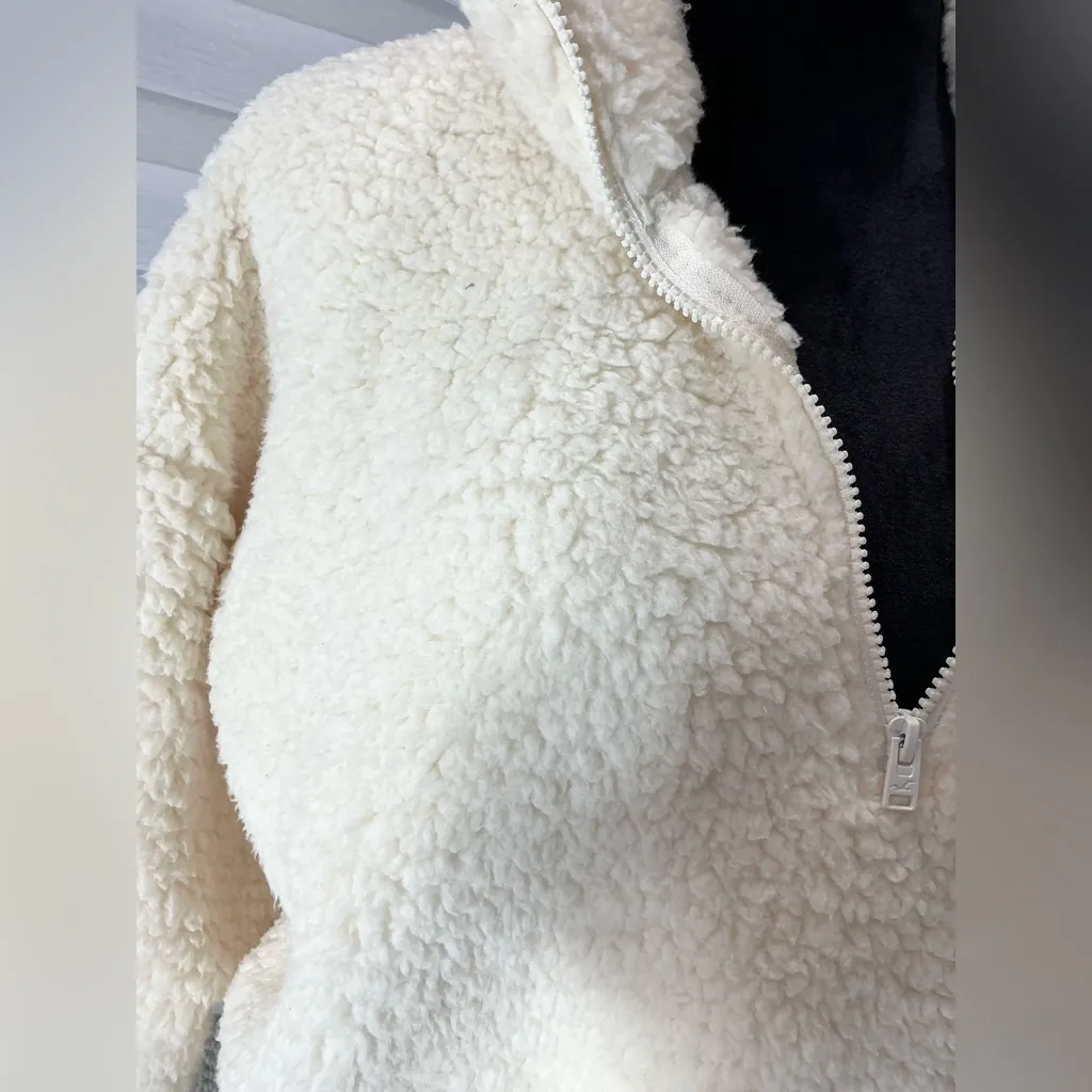 Hollister pullover SOFT🌥️and warm 🔥 - Image 3