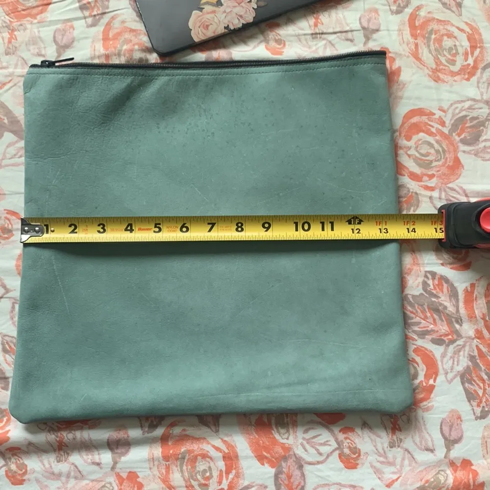 Leather carry all clutch bag fits a laptop ! Large makeup bag - Image 5