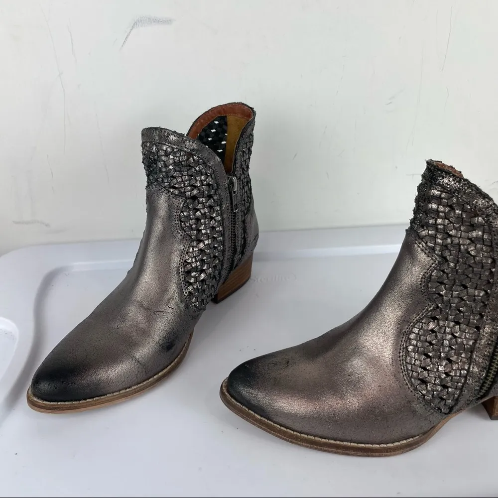 Anthropologie Seychelles Silver Metallic Leather Western Ankle Booties Sz 7 - Image 7