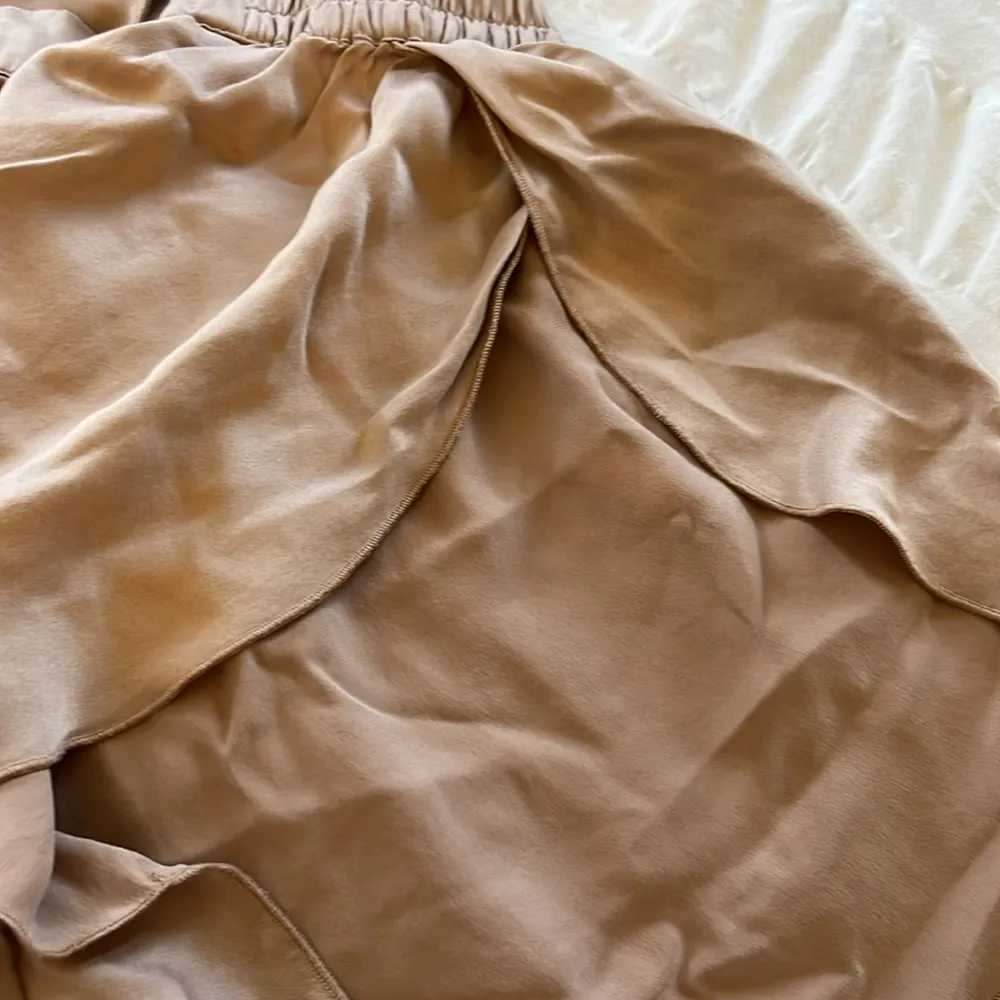 Lunya washable silk short and tank sleep set. Size Small. Tan - Image 6
