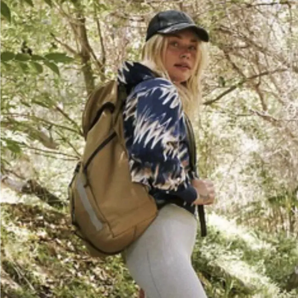 NWOT Free People Movement Half Time Printed Navy Cropped Hoodie size Small - Image 3