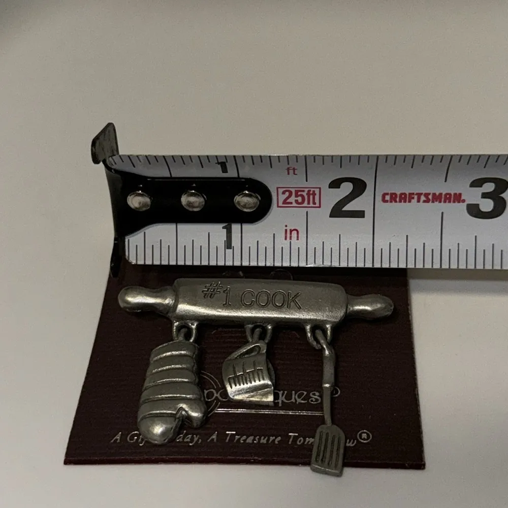 SPOONTIQUES Pin 1990’s PEWTER #1 Cook DANGLE BROOCH Brooch Vintage Silver - Image 7