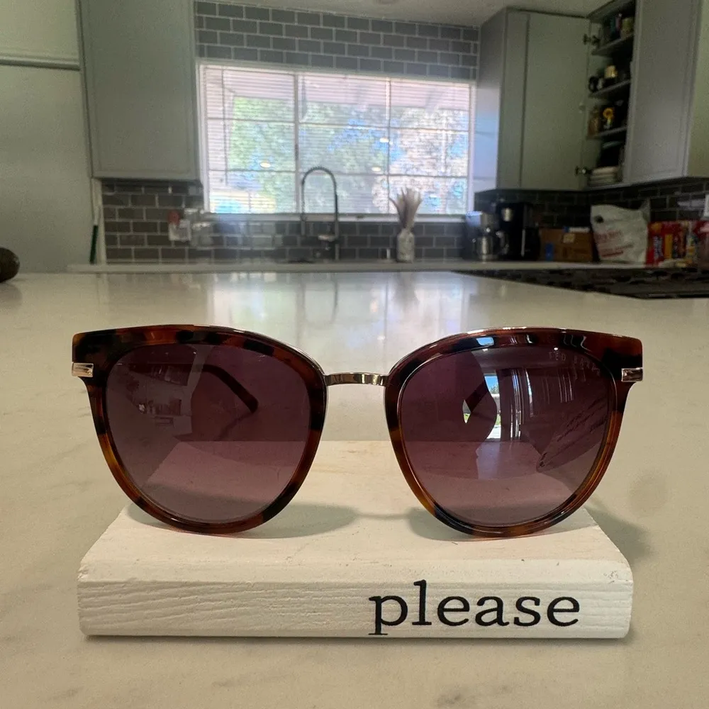 TED BAKER Elegant Havana Brown Sunglasses - Image 3