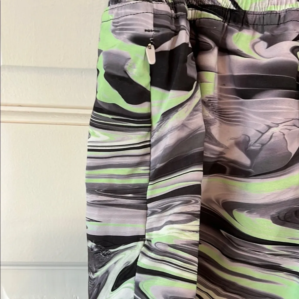 Lululemon Green Gray Black Marble Pattern Lined Hotty Hot Shorts - Size 10 - Image 10