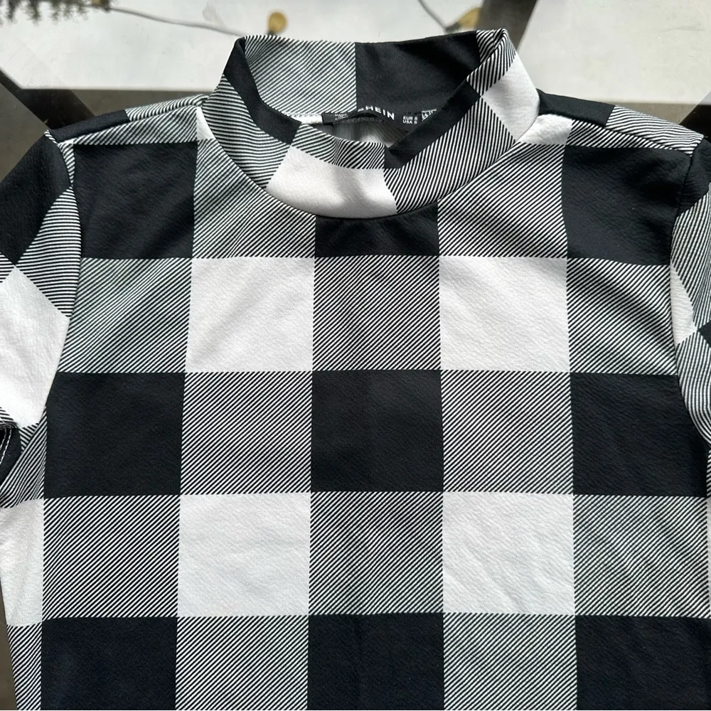 SHEIN Buffalo Plaid Mock Neck Short Sleeve Crop Top in Black/White - Size Small - Image 7