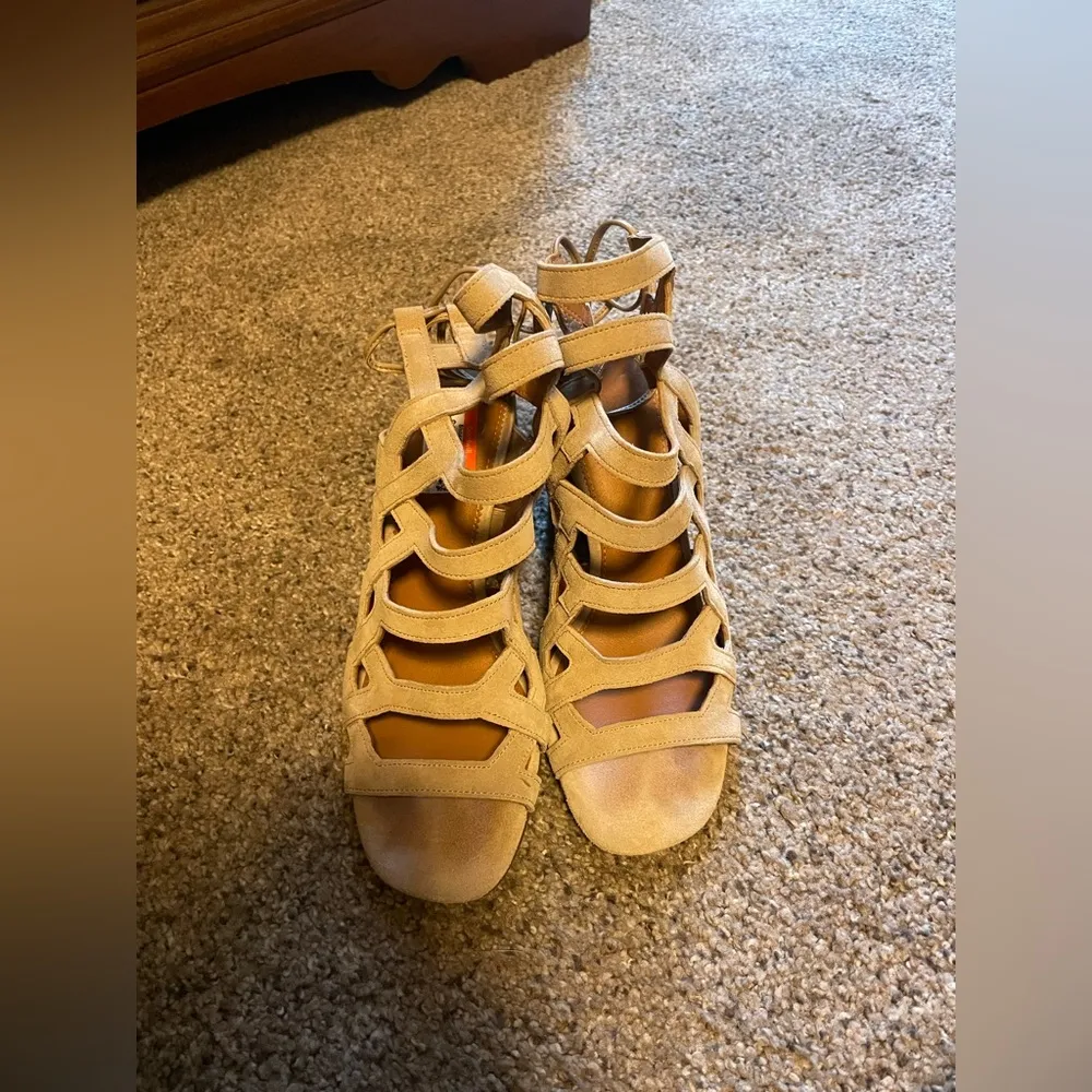 Franco Sarto tie up wedge heel size 7.5 - Image 4