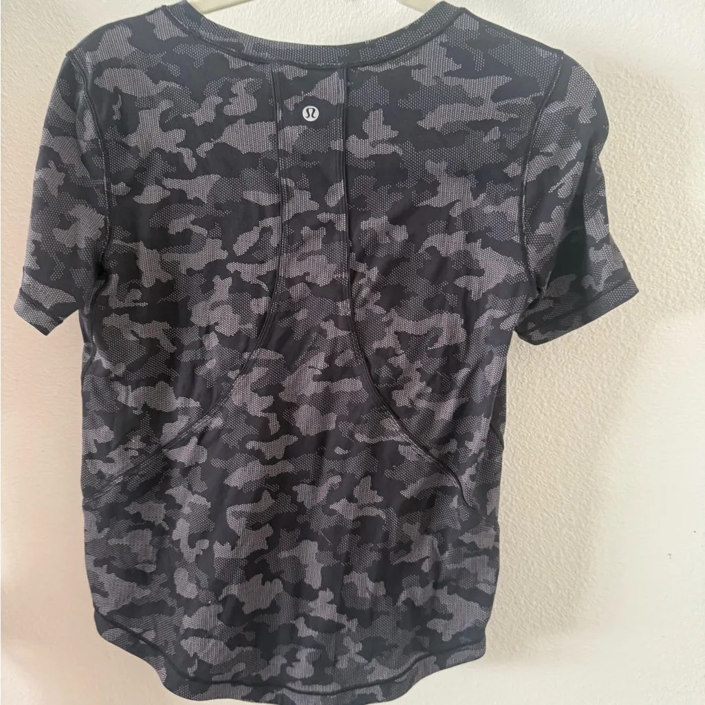 Lululemon Long Distance Short Sleeve
Heritage Camo Jacquard Black Lunar Rock Top - Image 5