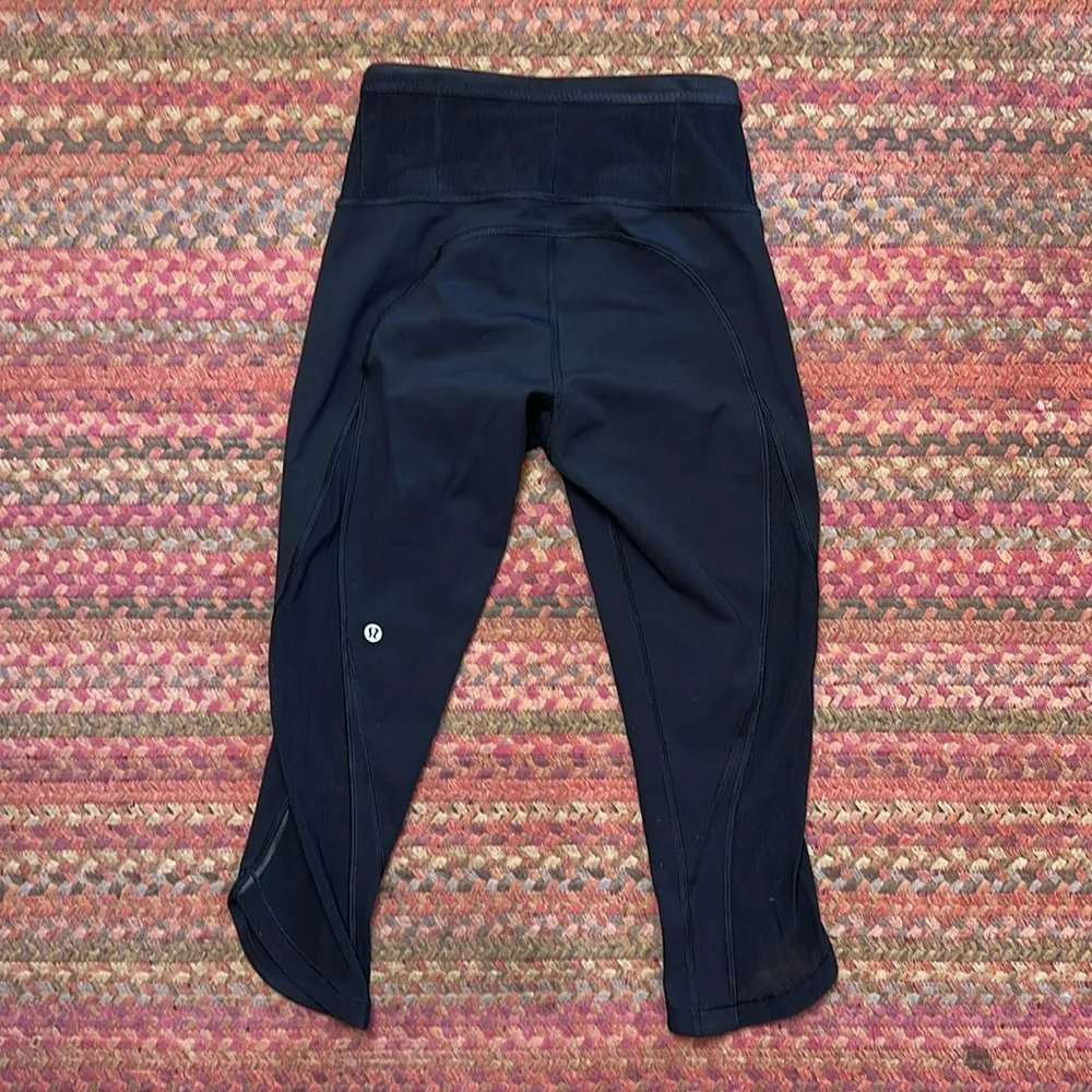 LULULEMON BLACK MESH DETAIL CROP CAPRI LEGGINGS - Image 2